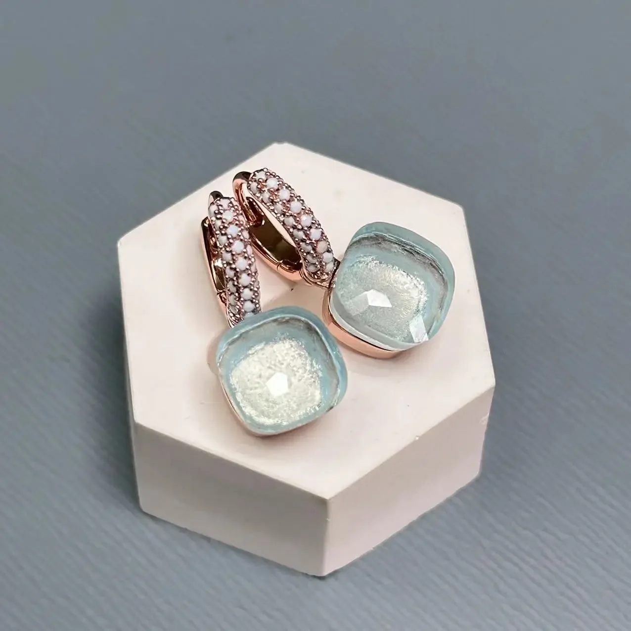 Серьги Nudo 10 6 мм инкрустированные молочно-белым Цирконом для женщин