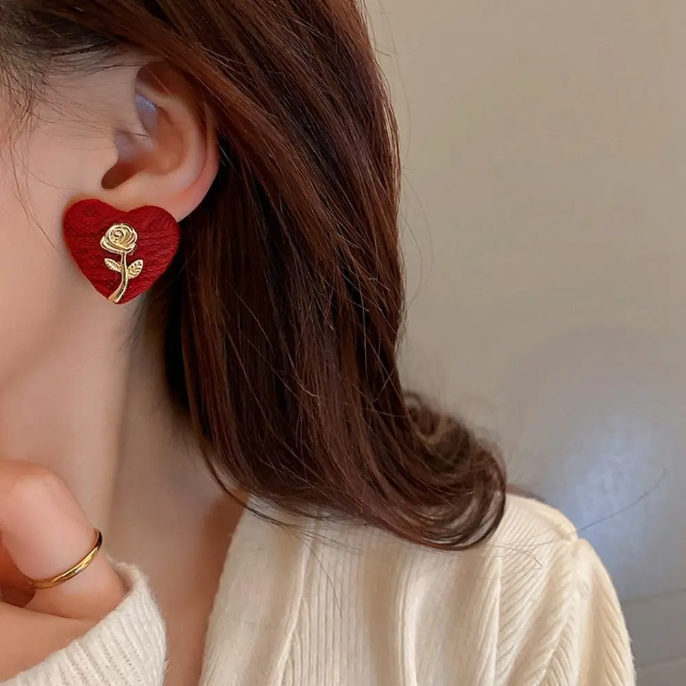 

Chic Gold Rose Decorative Heart Stud Earrings Shiny Full Diamond Love Heart Stud Earrings Elegant Exquisite Ear Ornaments