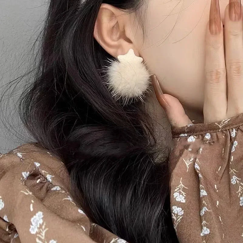 Осенне-зимние плюшевые серьги со звездами нишевый дизайн милый меховой шарик