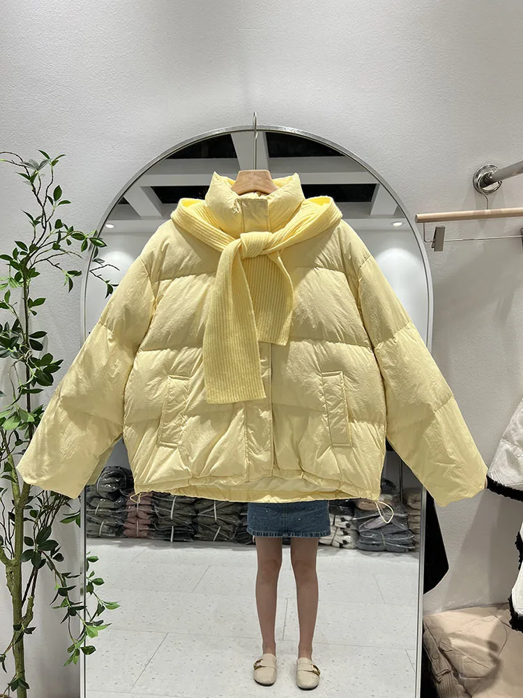 Женский пуховик на белом утином пуху с вязаным капюшоном и шарфом