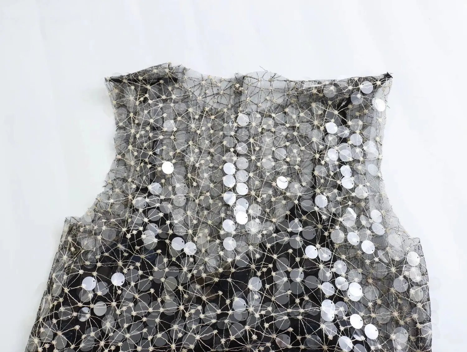 Женское платье средней длины с блестками