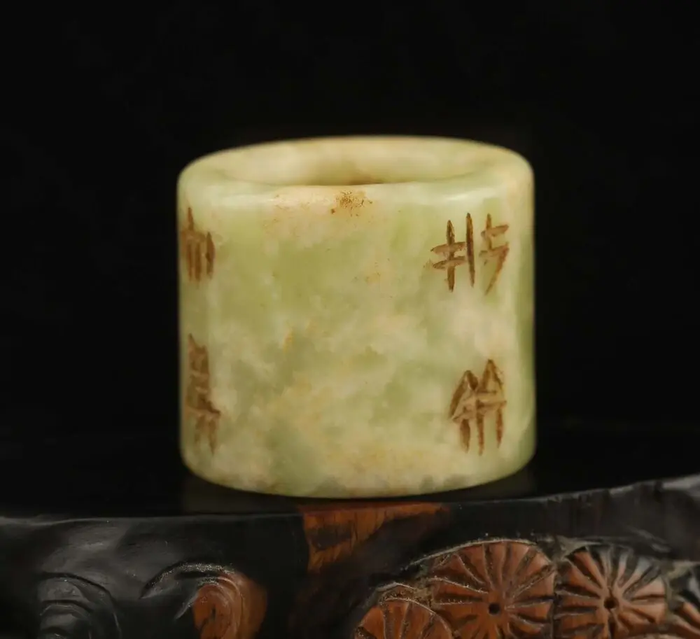 

Статуя вороны из нефрита