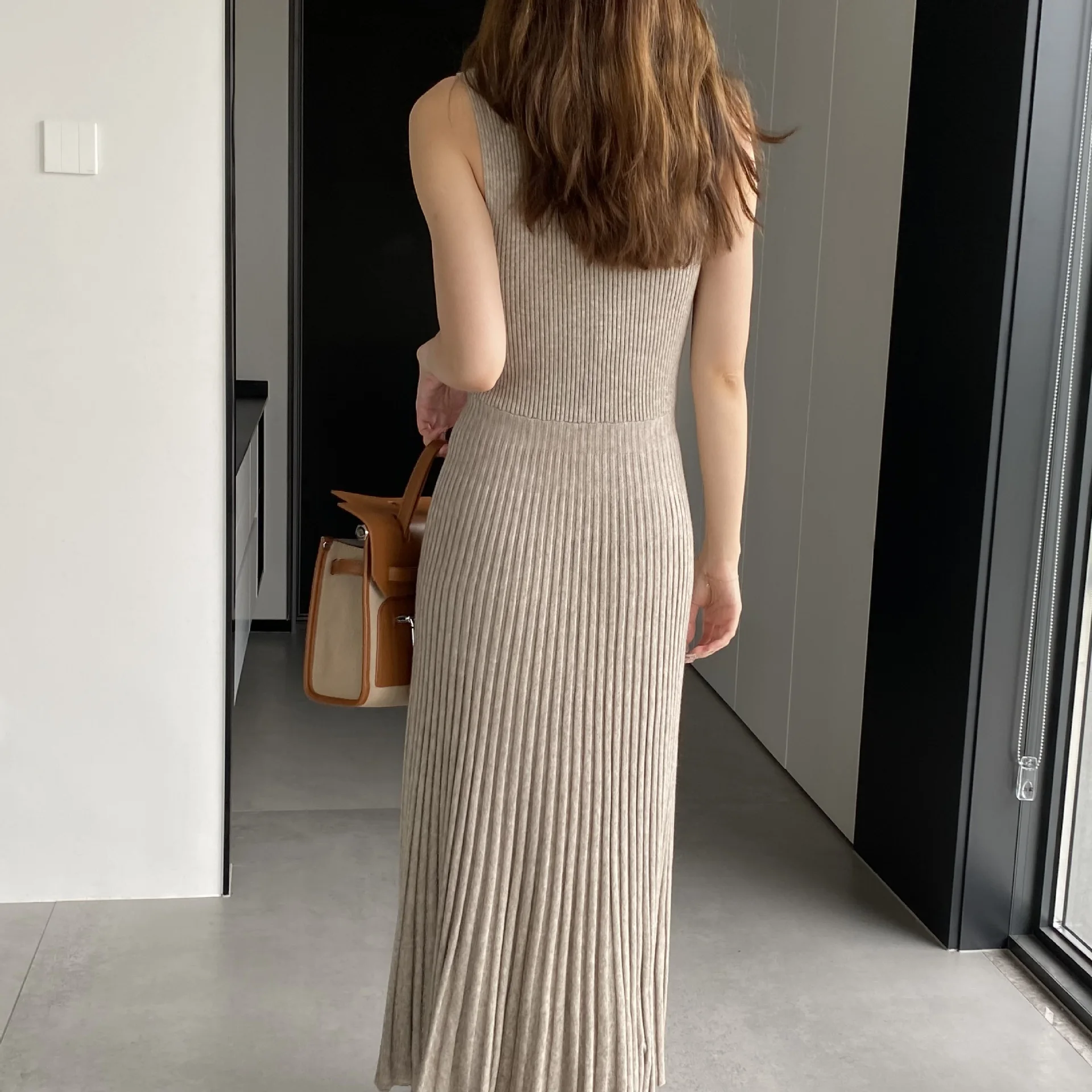 Женское трикотажное длинное платье без рукавов однотонное платье-свитер стрейч