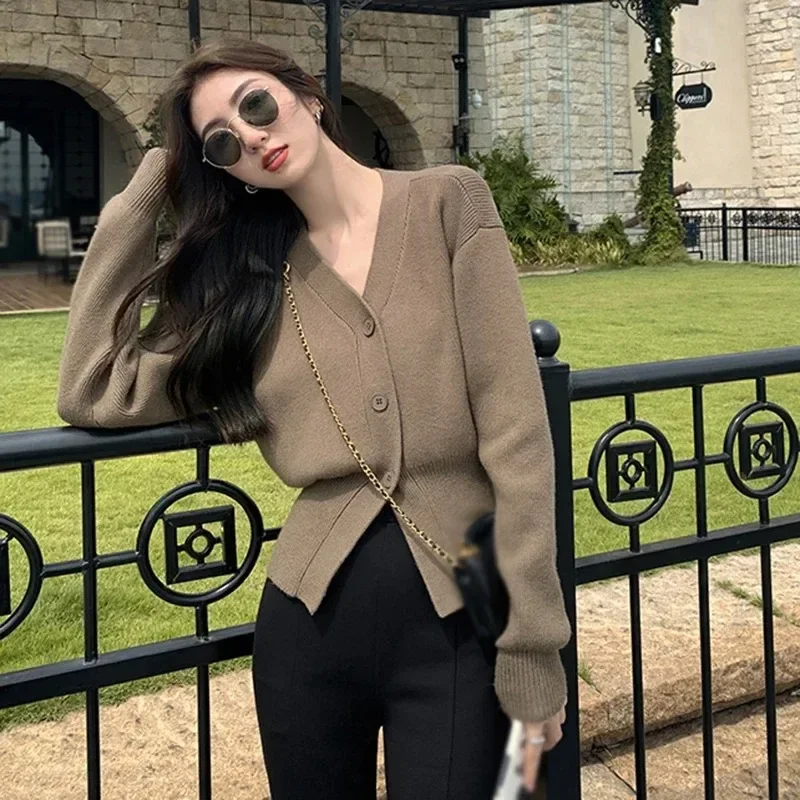 Женский трикотажный кардиган с V-образным вырезом