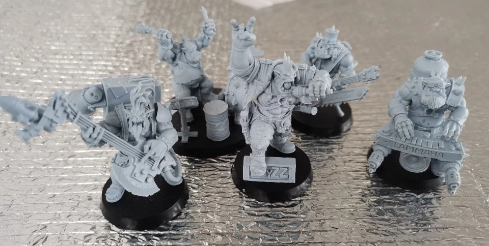

War Game Exclusive Orc Band Resin Model Micromodel Green Rock Band Third Party Board Game Chess Pieces Garage Kit Resin Model
