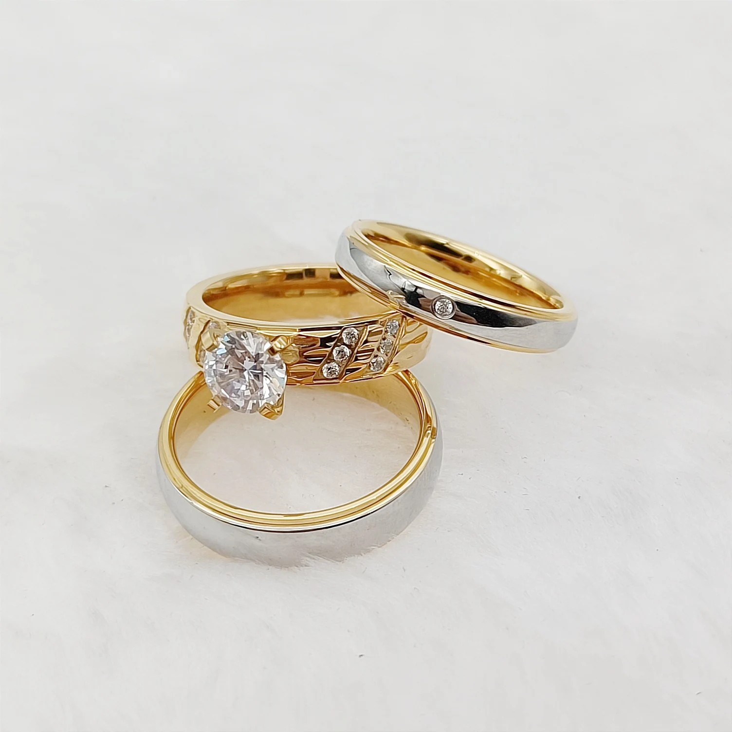 

Classic Excellent 3pcs Couples Wedding Engagement Rings Bridal Sets 18k Gold Plated 316L Surgical Stainless Steel Jewery