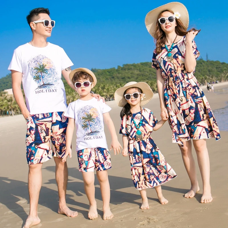 

Комплект для семьи, летнее модное платье с цветочным принтом для мамы и дочки, футболка для папы и сына + шорты, праздничная одежда для пар, семейная одежда
