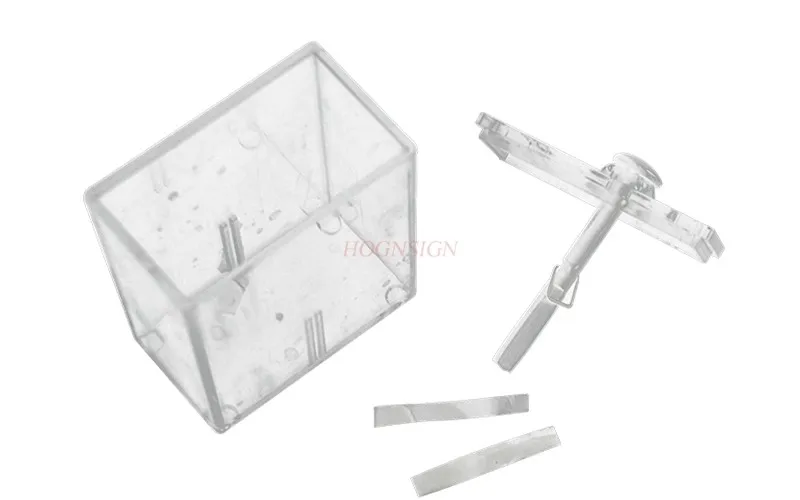 Фольгированный электроскоп учитель демонстрирует трение электрической физики