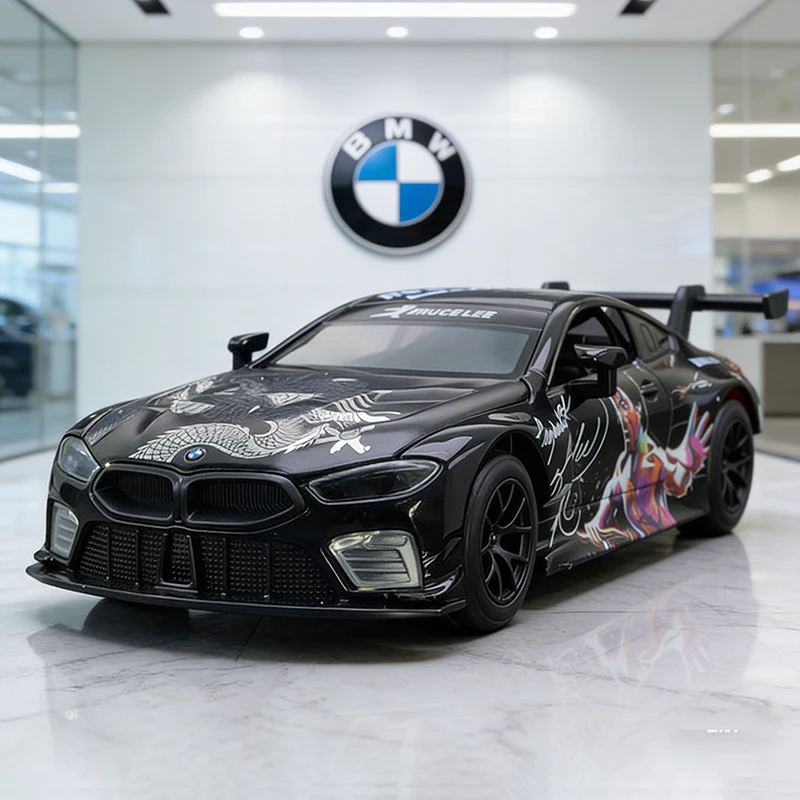 Фото Металлическая модель автомобиля BMW M8 GTE Bruce Lee Supercar в масштабе 1:32, литая под давлением, со звуком и светом, игрушка для детей №1