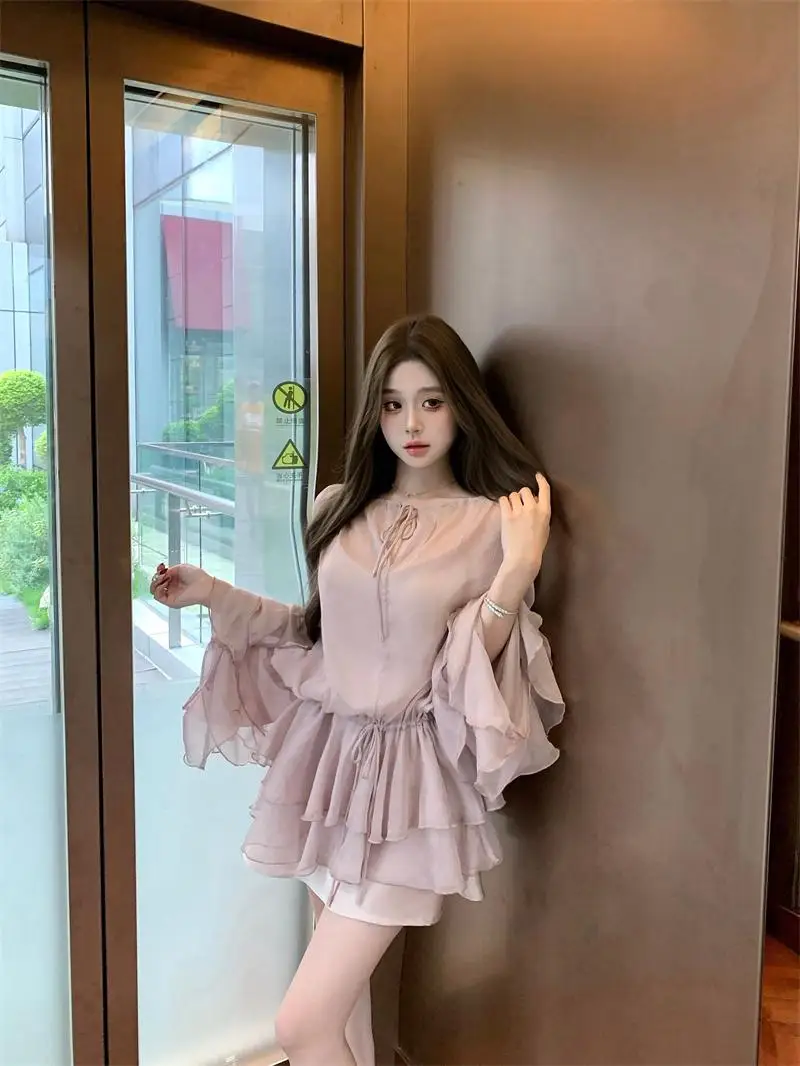 Розовое платье с v-образным вырезом и оборками длинными рукавами женское осеннее