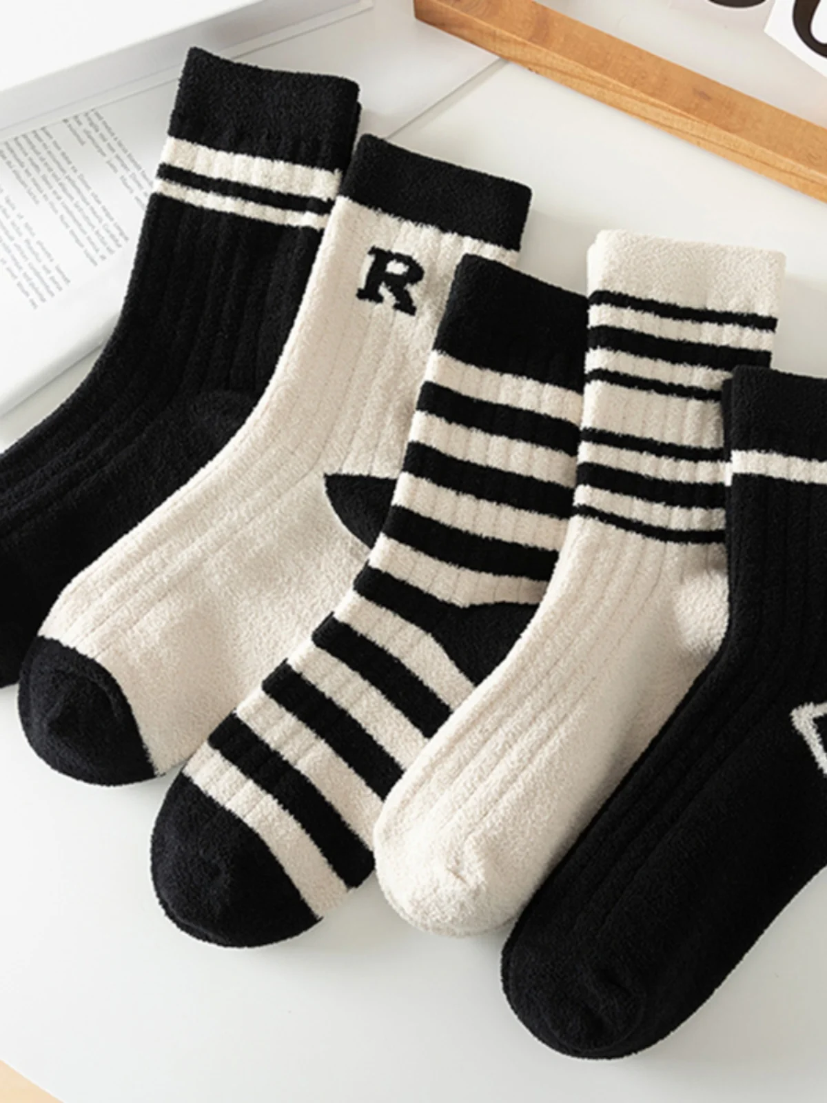 Женские носки японские модные черно-белые полосатые с ворсом осенне-зимние