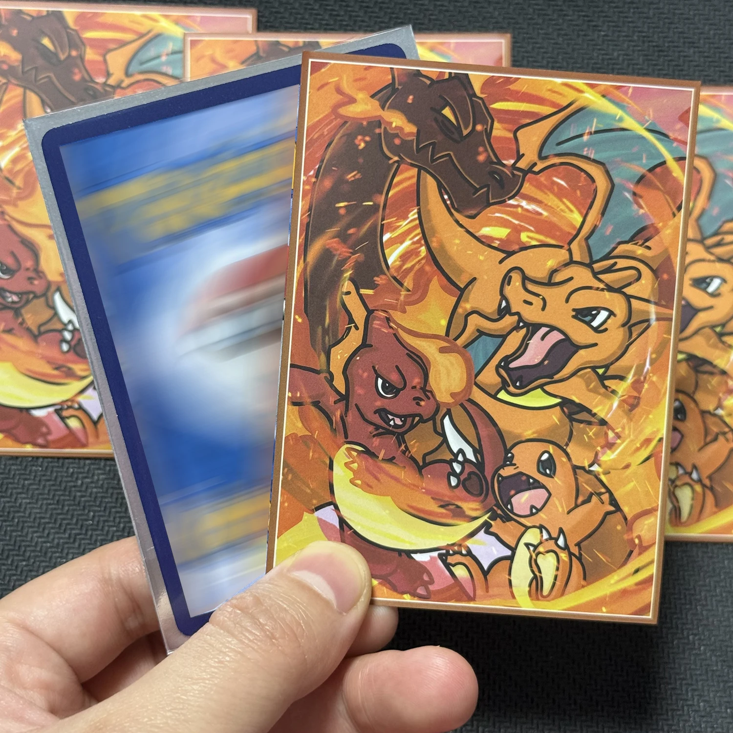 Фото 60 шт. защитных пакетов для карт PTCG (Charizard, Rayquaza, Dragapult, Eevee), блестящие протекторы для карт стандартного размера 66x91 мм №3