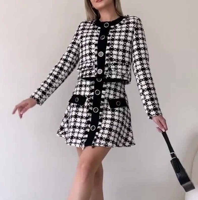 Рисунок 2 - Женский костюм с юбкой из двух предметов