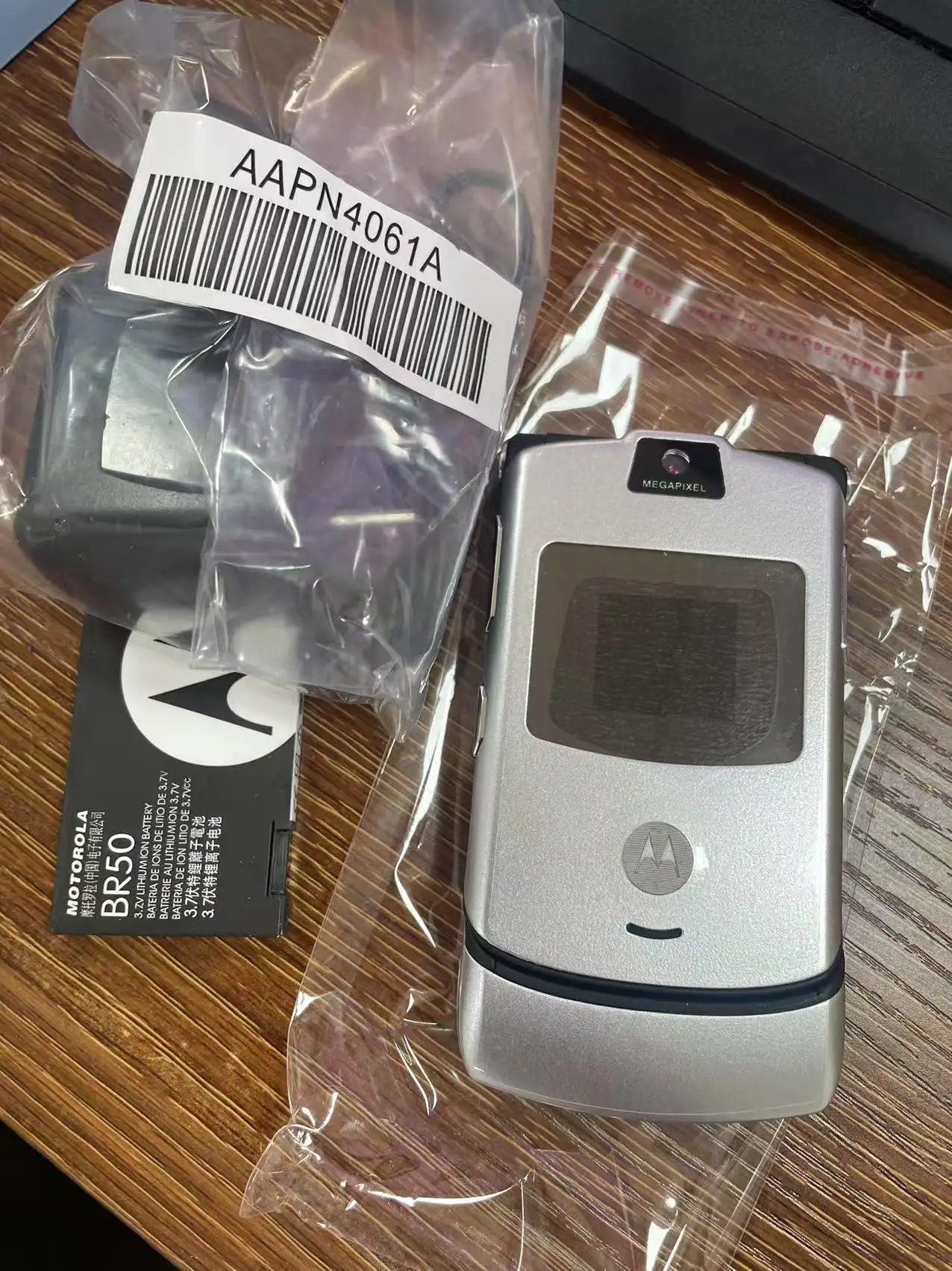 Фото MOTOROLA RAZR V3 Восстановленный 90% новый оригинальный разблокированный раскладушка Bluetooth мобильный телефон GSM 850/900/1800/1900 телефон хорошего качества №1
