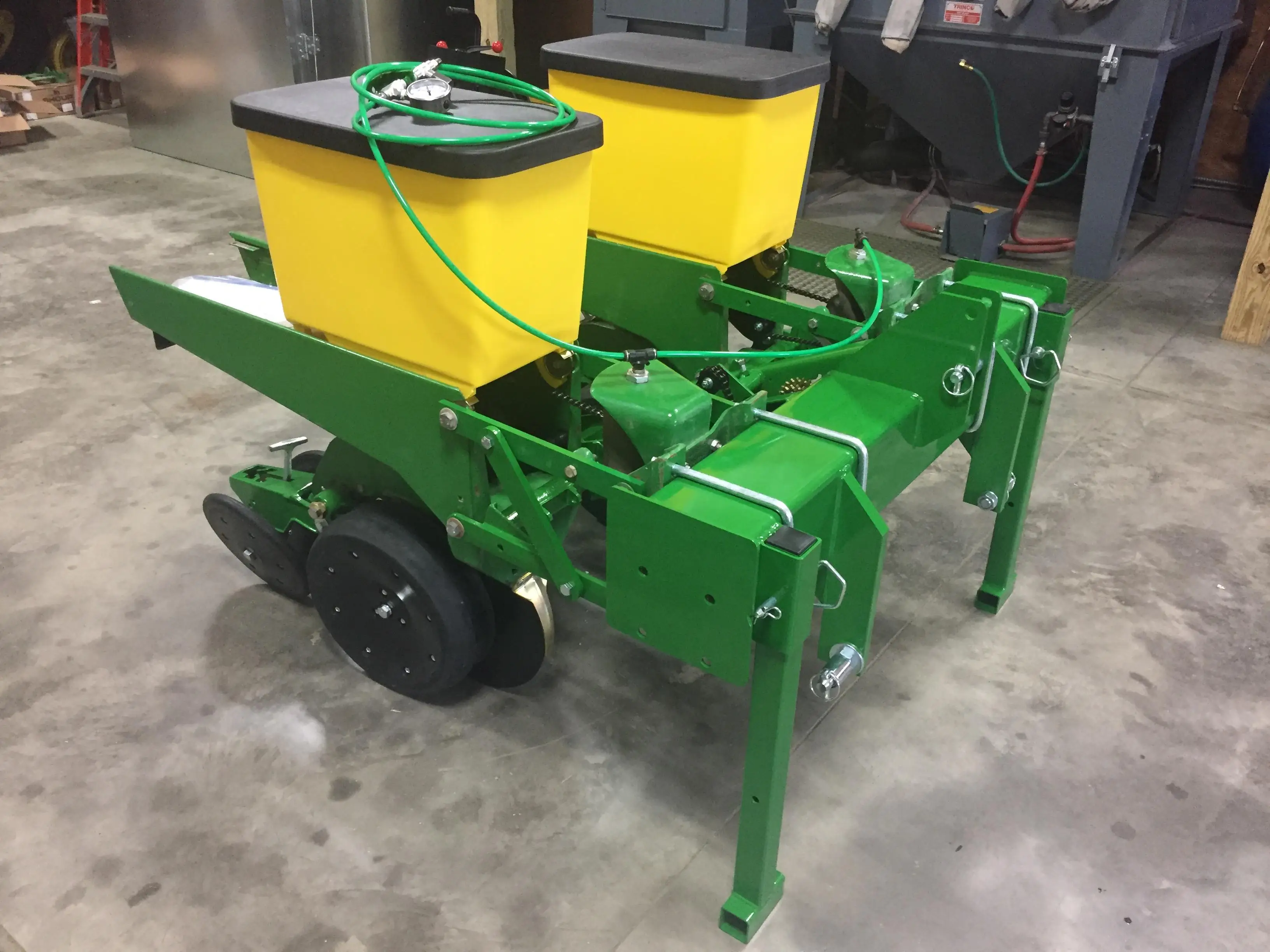 Сельскохозяйственная машина для 4-рядной кукурузной посадки устанавливаемый на