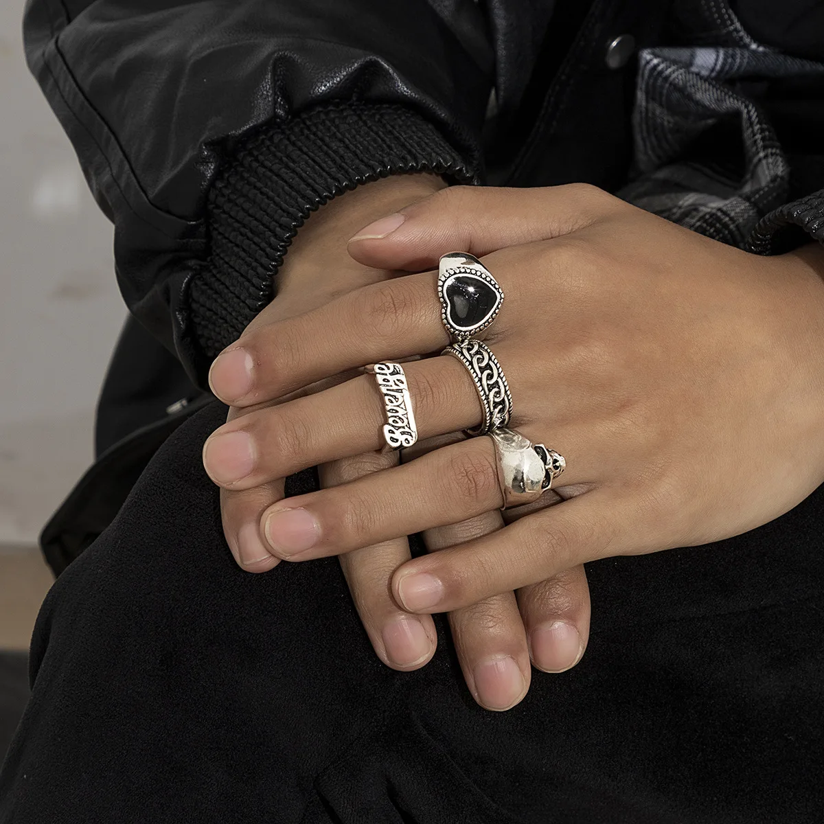 

Sindlan 4Pcs Punk Silver Color Skeleton Rings for Men Goth Letter Heart Strretwear Couple Emo Fashion Jewerly Anillo Hombre Anel