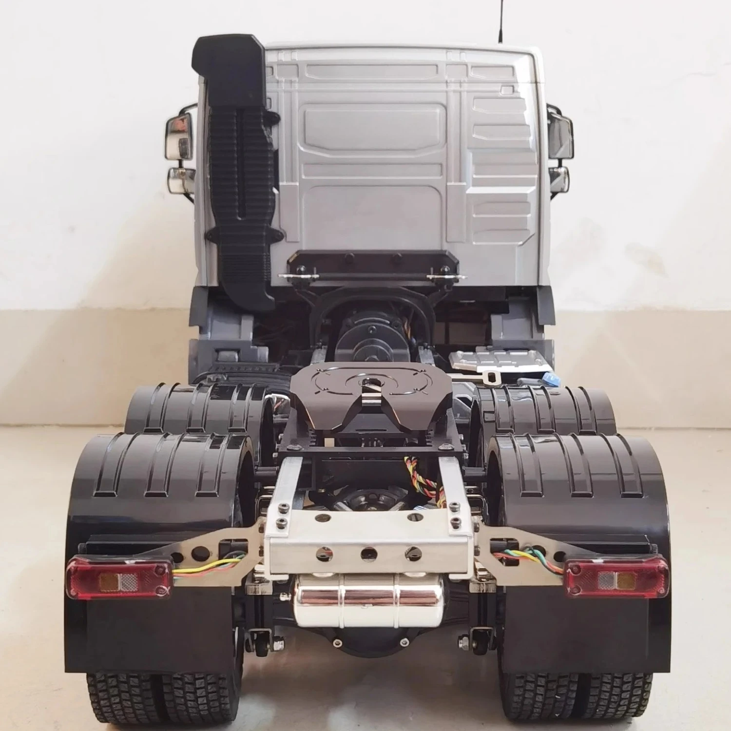 Фото Двойной E 6x4 RC Прицеп 1/14 E0130 RC Трактор Имитационная модель из сплава Игрушки RTR со светотехникой Игрушечный автомобиль с дистанционным управлением №5
