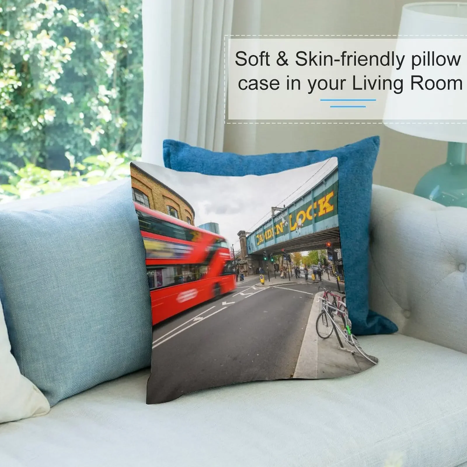 Красный Лондонский двухэтажный автобус перед мостом Camden Lock декоративная подушка