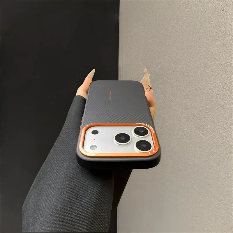 Фото Магнитные матовые чехлы с текстурой карбона для iPhone 17, 16, 15 Pro Max с магнитной зарядкой, роскошные защитные чехлы для телефона с защитой камеры №5
