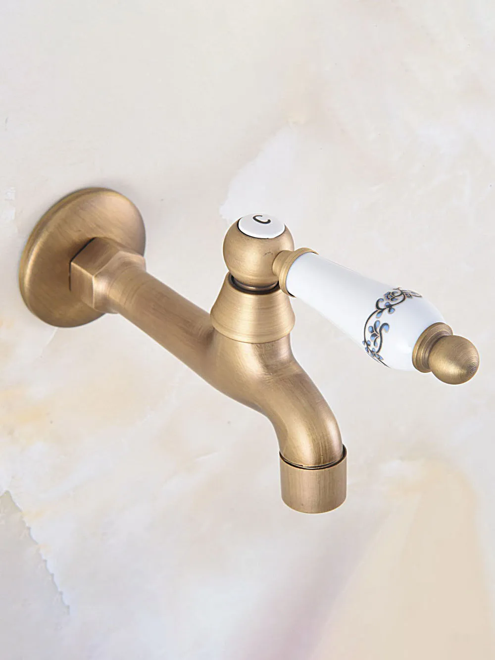 

Античный латунный настенный кран с цветочным узором, керамическая ручка, Швабра, Смеситель для бассейна/раковина для стирки, кран для холодной воды Wav133