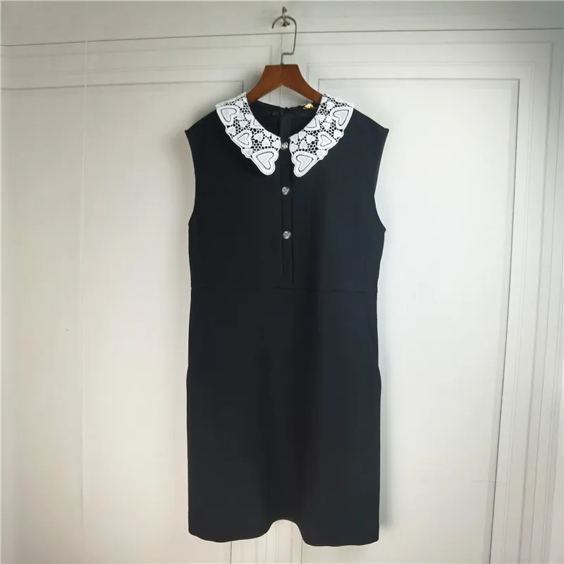 

Fashion Celebrities Spring and Summer New French Elegant Lace Doll Neck Hollowed Out Sleeveless Small Black Dress