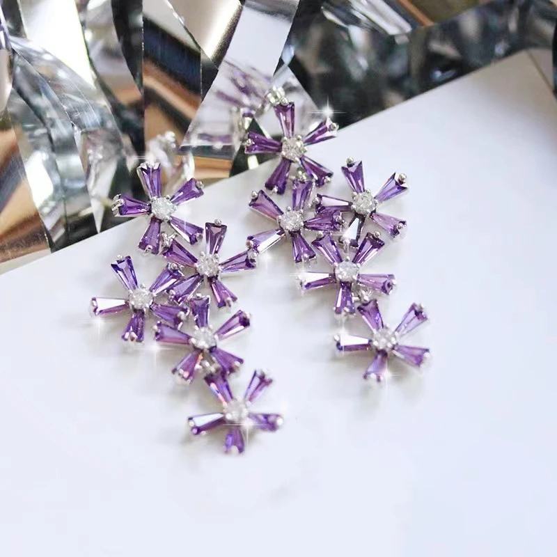 

Серьги в виде снежинки с фиолетовым цирконом, красный цвет
