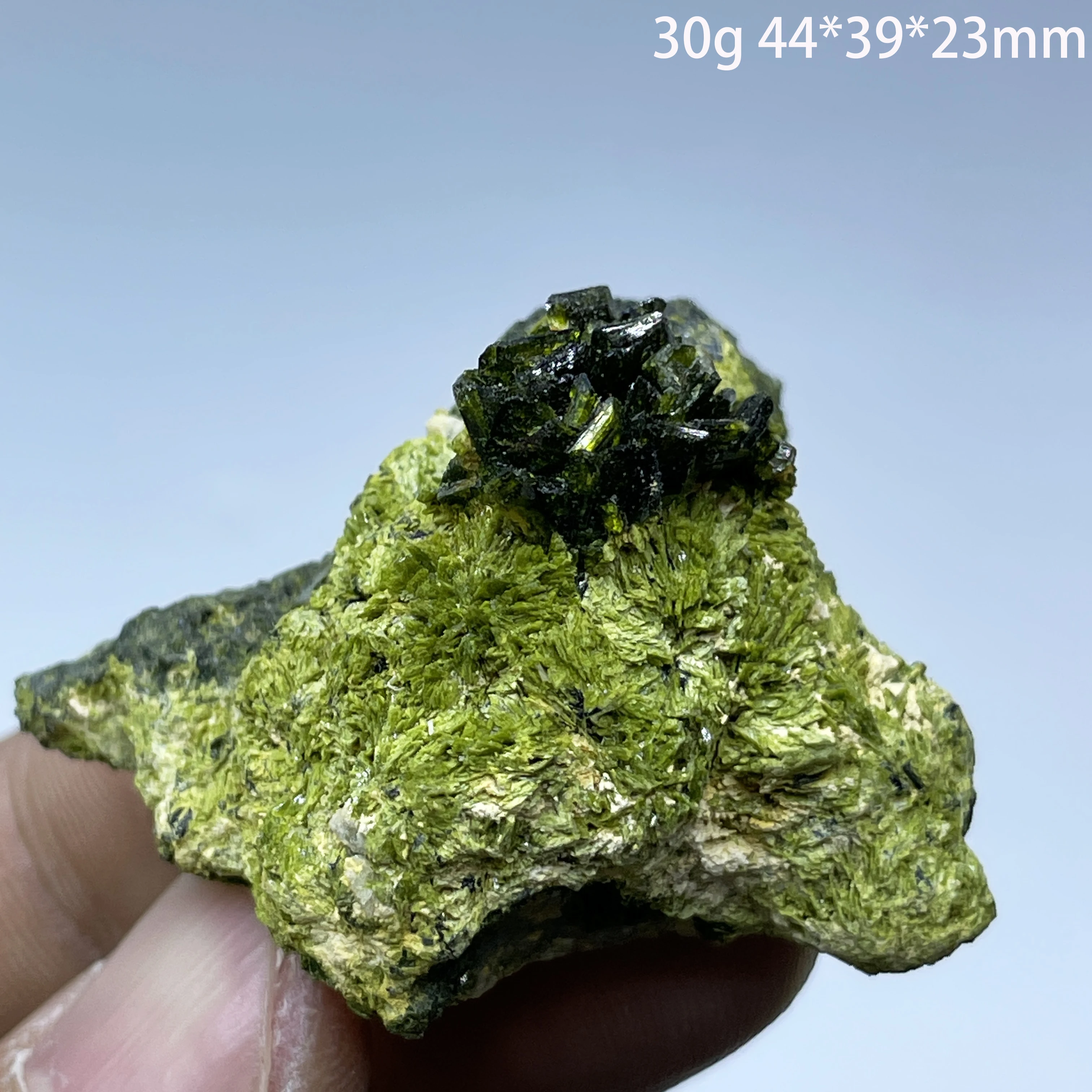 

Зеленый эпидот с кварцевым кристаллом