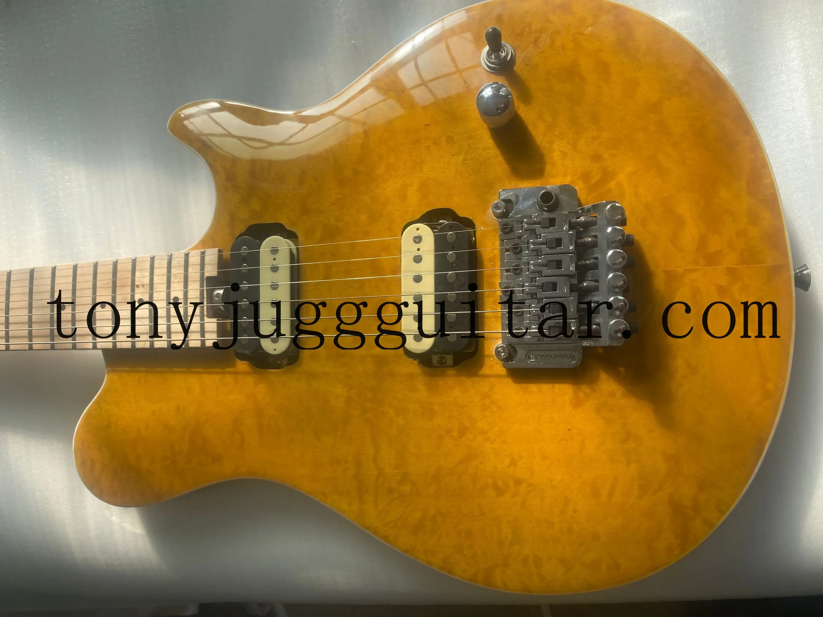 

Custom Edward Van Halen Axis Yellow Qulited Maple Top Electric Guitar Floyd Rose Tremolo Bridge