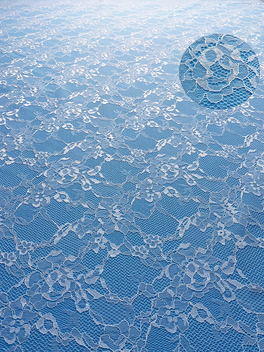 Белое кружевное полотно с цветочным принтом