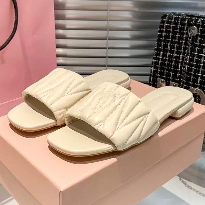 Women's slippers 2023 summer new casual fashion pleated flat bottomed square head sandals, wearing beach slippers on the outside