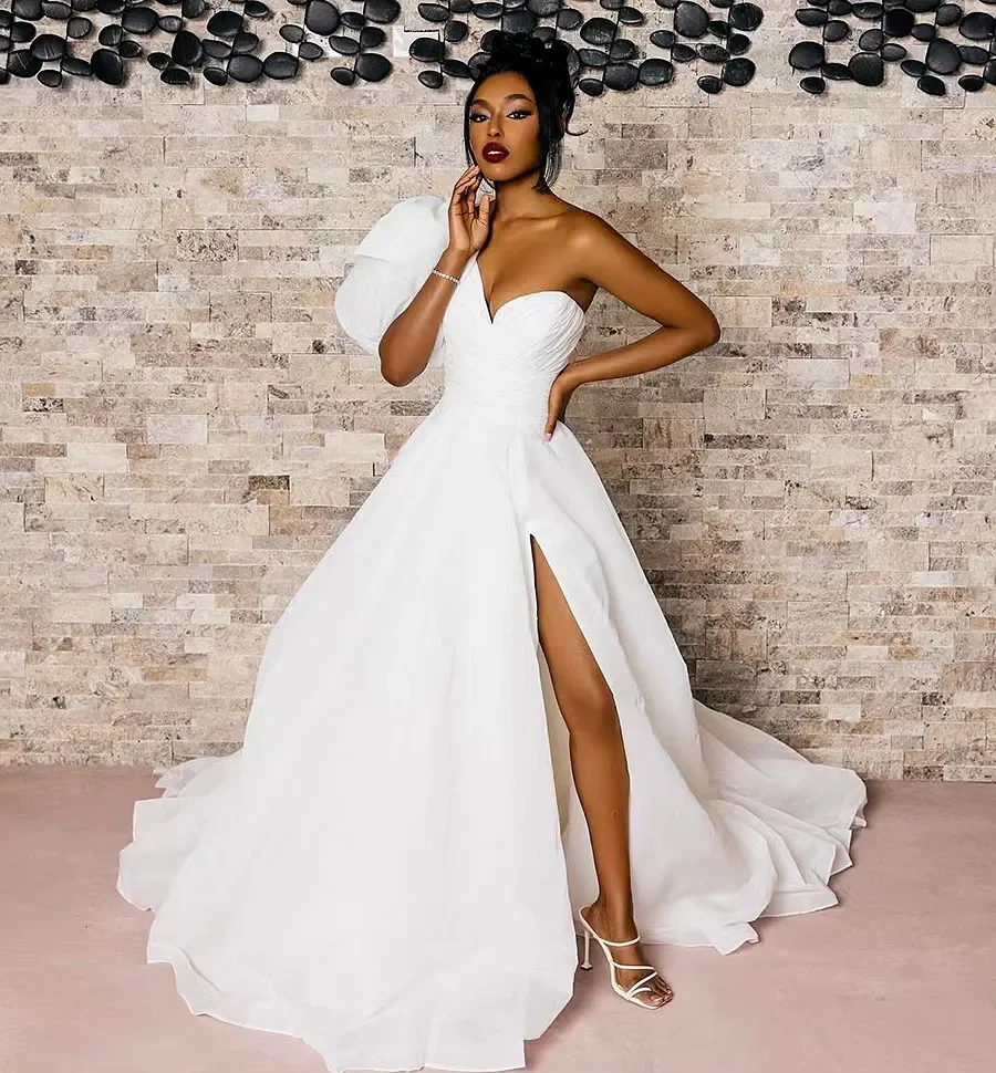 Модное свадебное платье А-силуэта с одним плечом пышными рукавами и большим