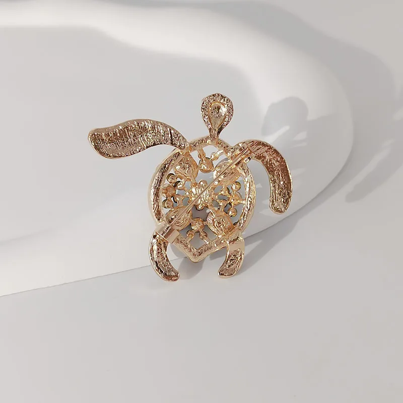 Хрустальная брошь черепаха золотистого цвета