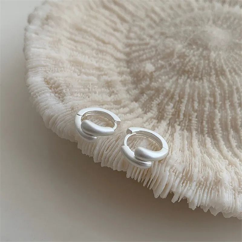 Серьги-гвоздики из металла в европейском и американском стиле