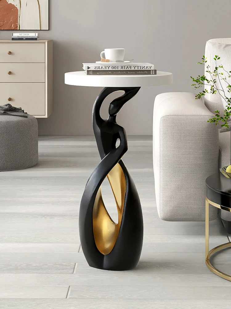 Кофейный столик в абстрактном стиле