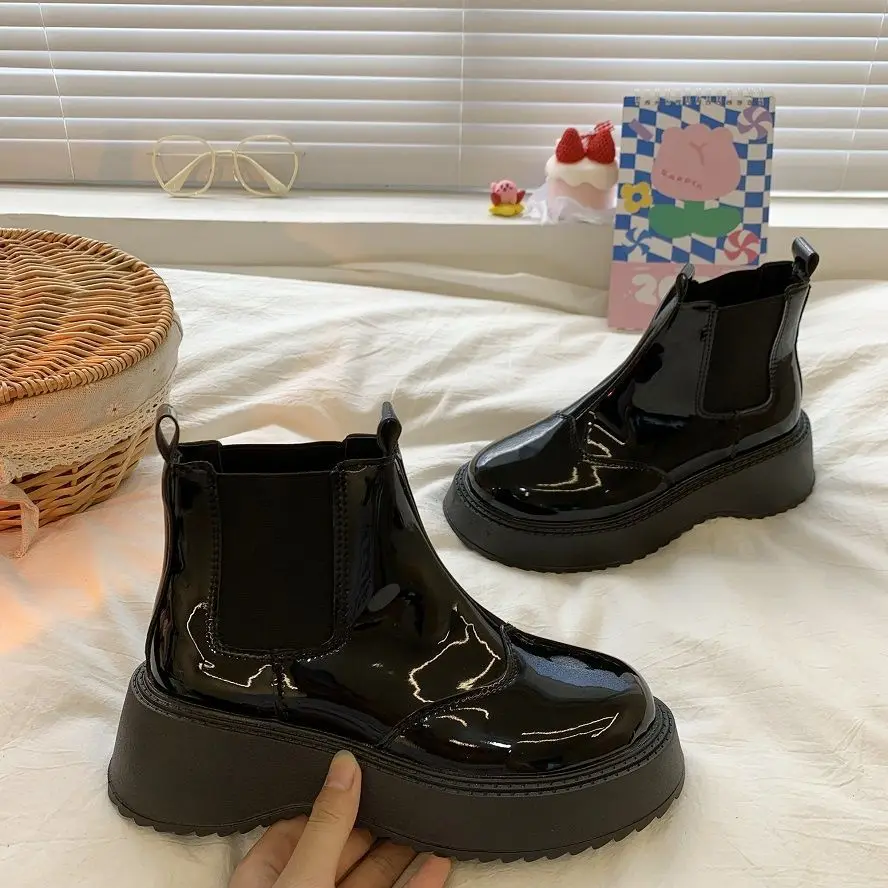 

2022 Fashion New Retro Trend Bright Light Short Tube Martin Boots Simple Student Versatile Sweet Single Boots