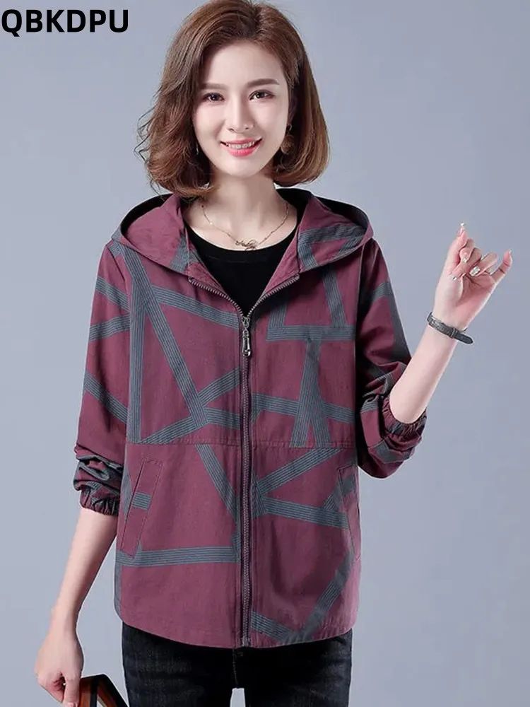 

Куртка женская оверсайз с капюшоном и принтом, повседневная элегантная уличная одежда для мам, модные жакеты в Корейском стиле, большие размеры 4xl, на весну