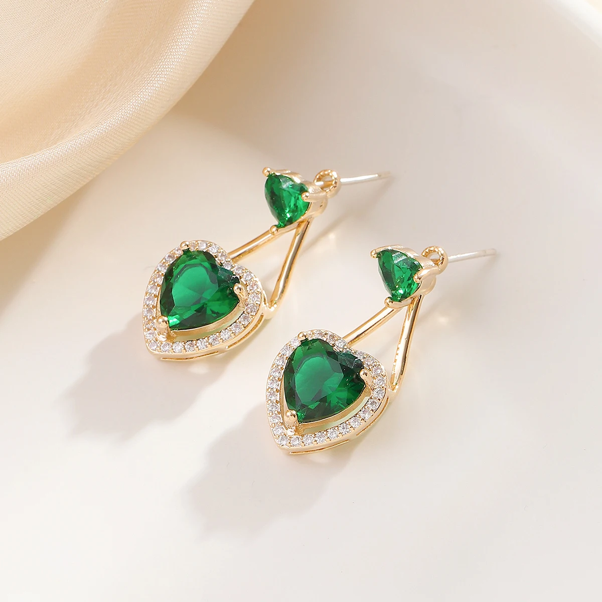 

Ins Trendy Heart Earrings Gold Plated Green Zircon Inlaid Heart Ear Studs Shine Jewelry Earring Women Girl Christmas Wedding Par