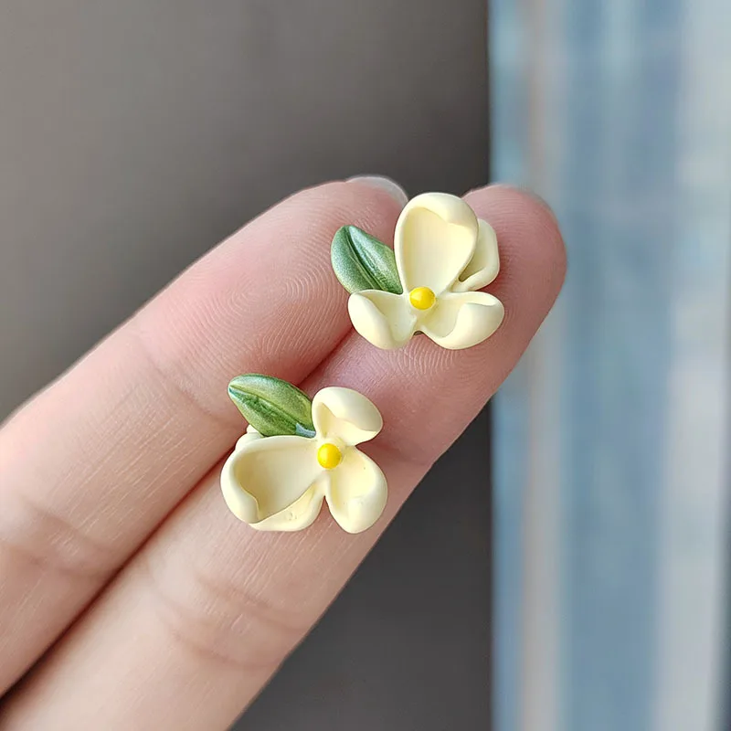 

Korean Cute Cape Jasmine Flower Stud Earrings for Women Girl Green Sweet Gardenia Earrings Summer Travel Party Jewelry Gifts