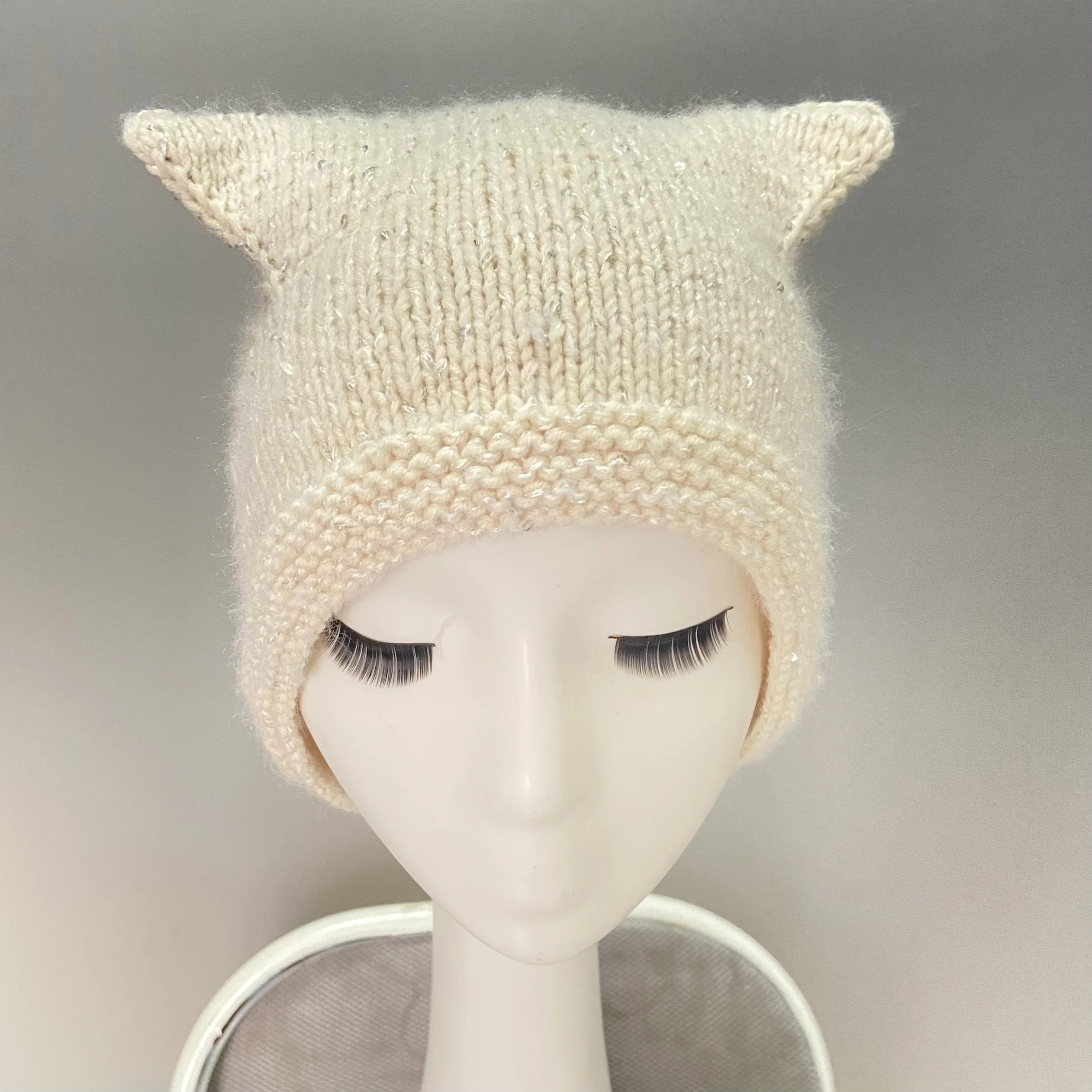 Женская забавная теплая вязаная зимняя однотонная бежевая шапка в виде кошки с