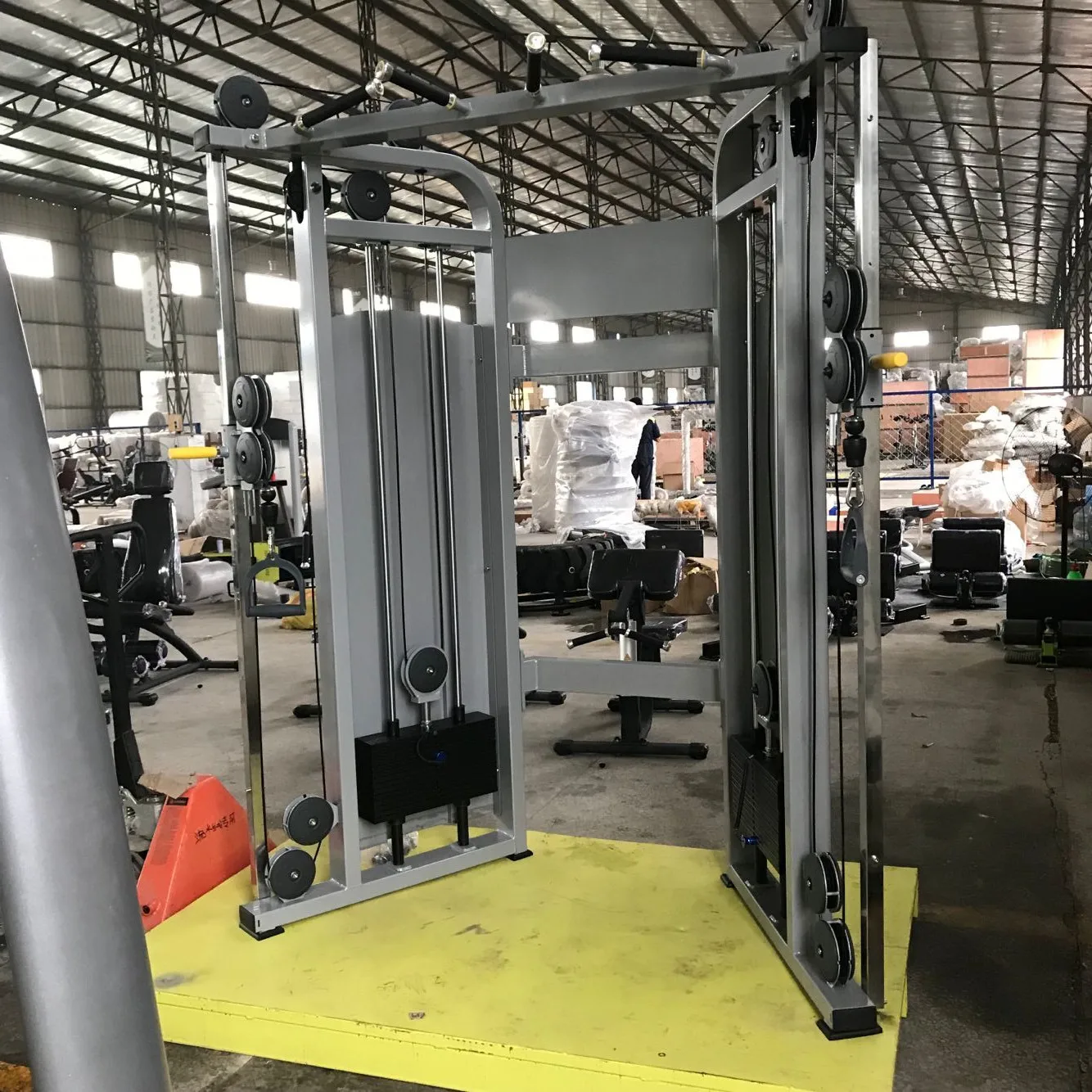 Коммерческая многофункциональная тренажерная машина с регулируемым шкивом для