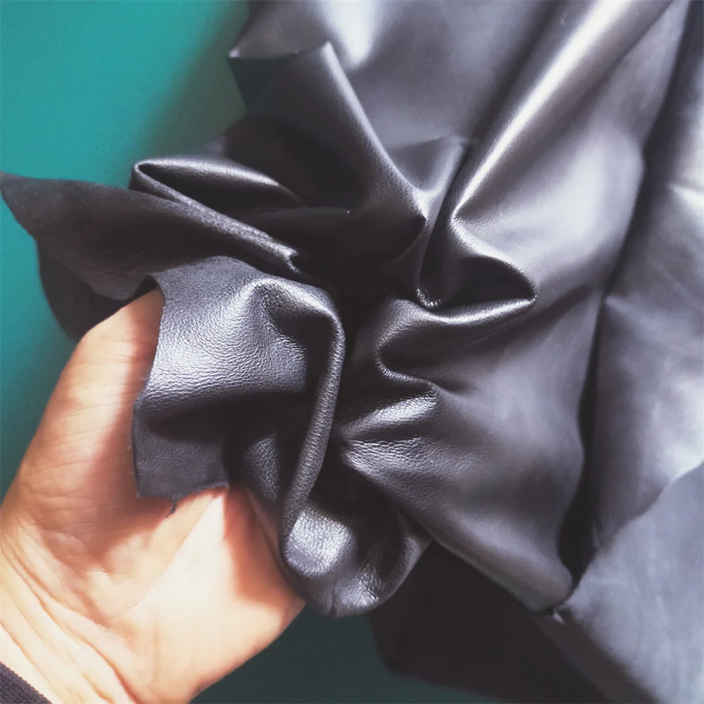 Мягкий черный материал из овечьей кожи