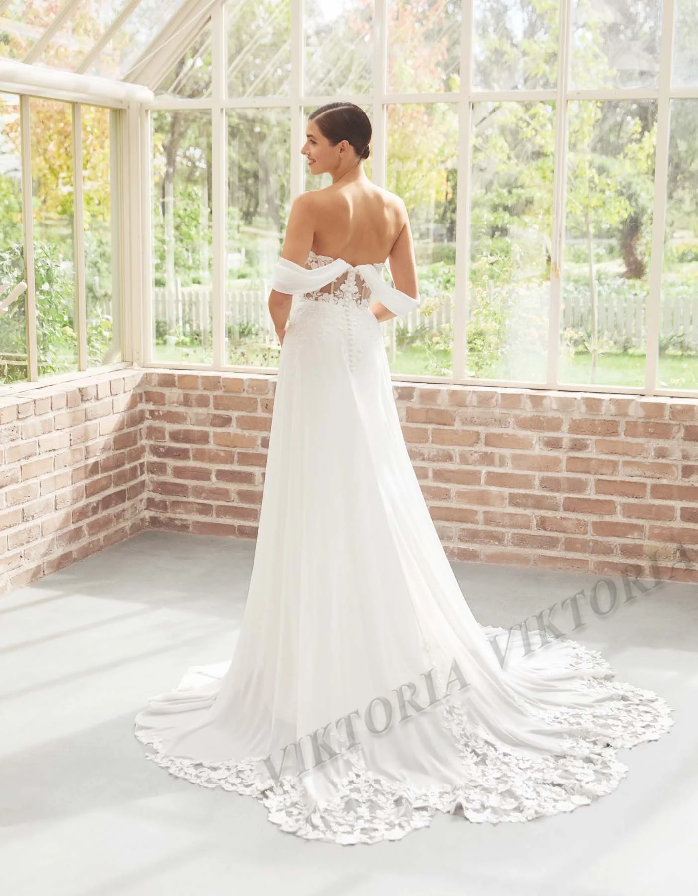 Шифоновое платье с открытыми плечами и пуговицами аппликацией