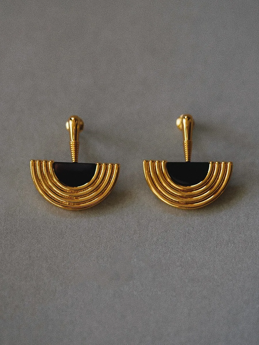 

Серьги-гвоздики, темпераментные