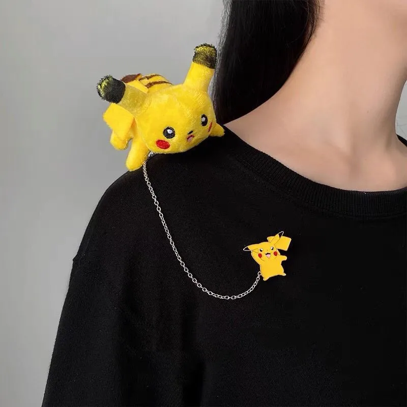 

Pokemon Anime Cartoon Plush Brooch Pikachu Plush Chain Alloy Badge Pins Backpacks Pendant Decoration Accessories Kids Gift
