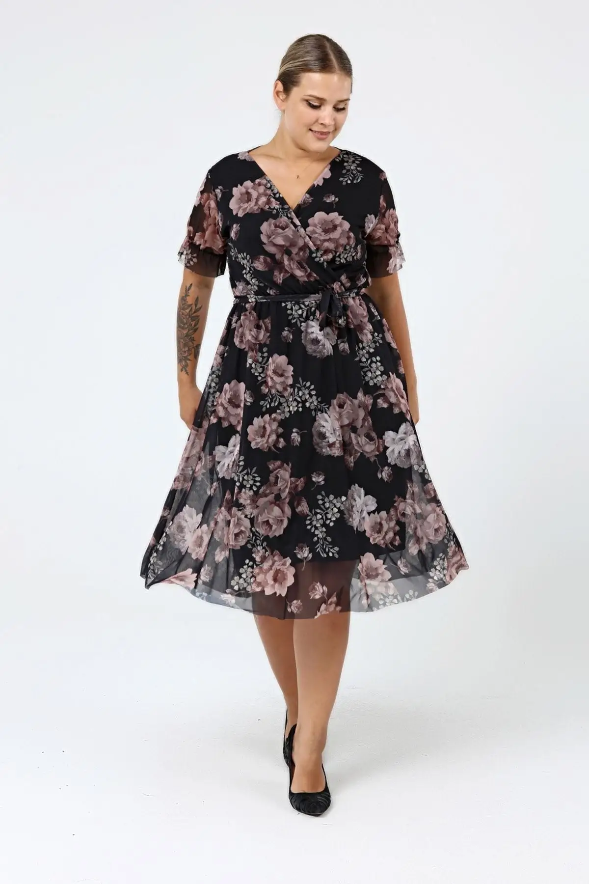 

Женское трикотажное платье средней длины, черное трикотажное платье большого размера с цветочным рисунком, модель 30a-2157 на лето