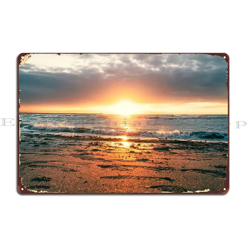 

Металлический плакат с надписью «каждый момент длится навсегда»