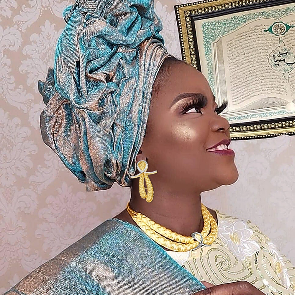 

Комплект женских ювелирных изделий из колье, серёг и кольца