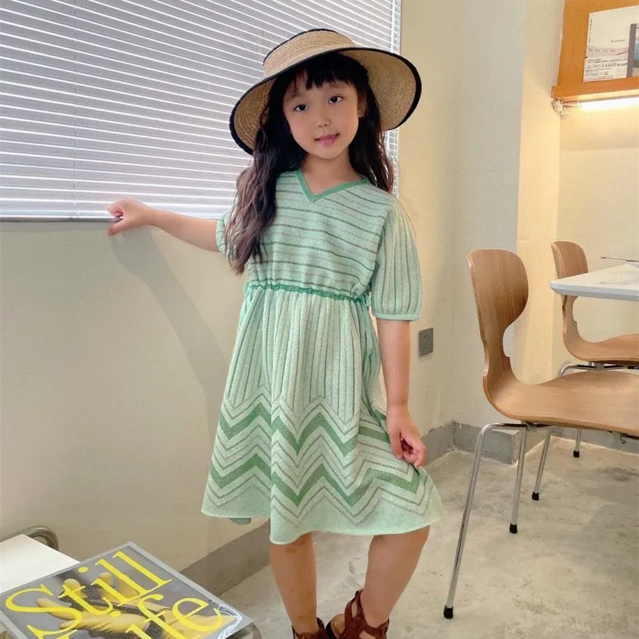 

Детское платье в полоску, с V-образным вырезом и кружевной талией