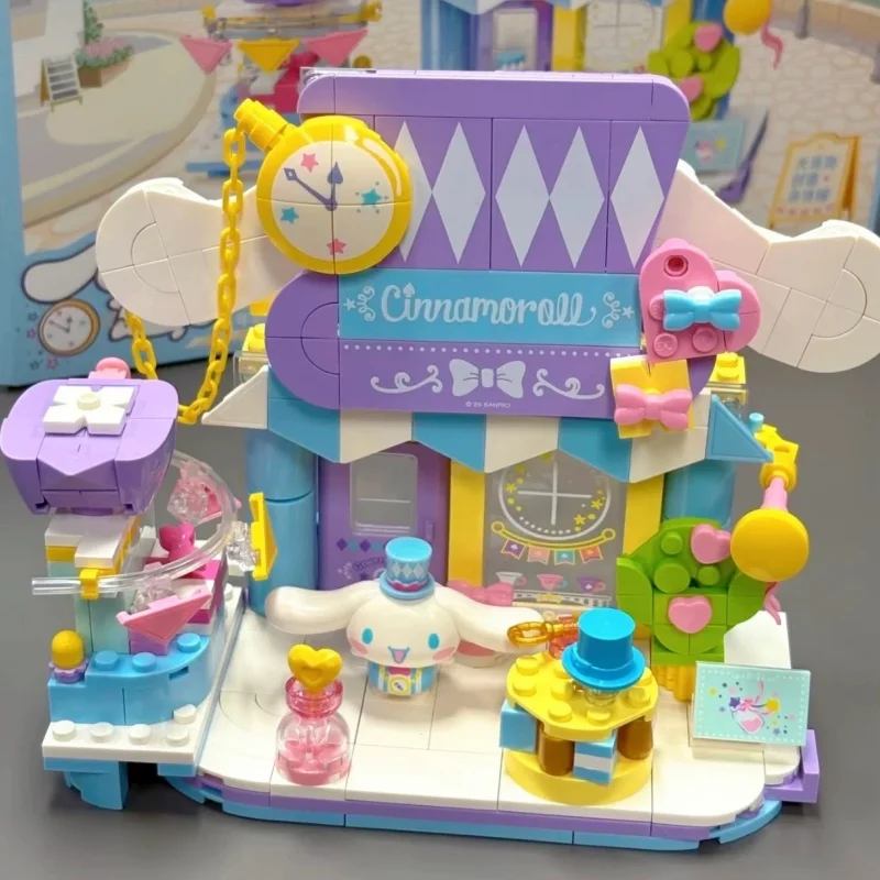 Фото Конструктор Keeppley Sanrio Family Series: Модели уличных сцен для сборки (Куроми, Синаморолл, Хелло Китти) – Игрушки-украшения, подарки для детей №3