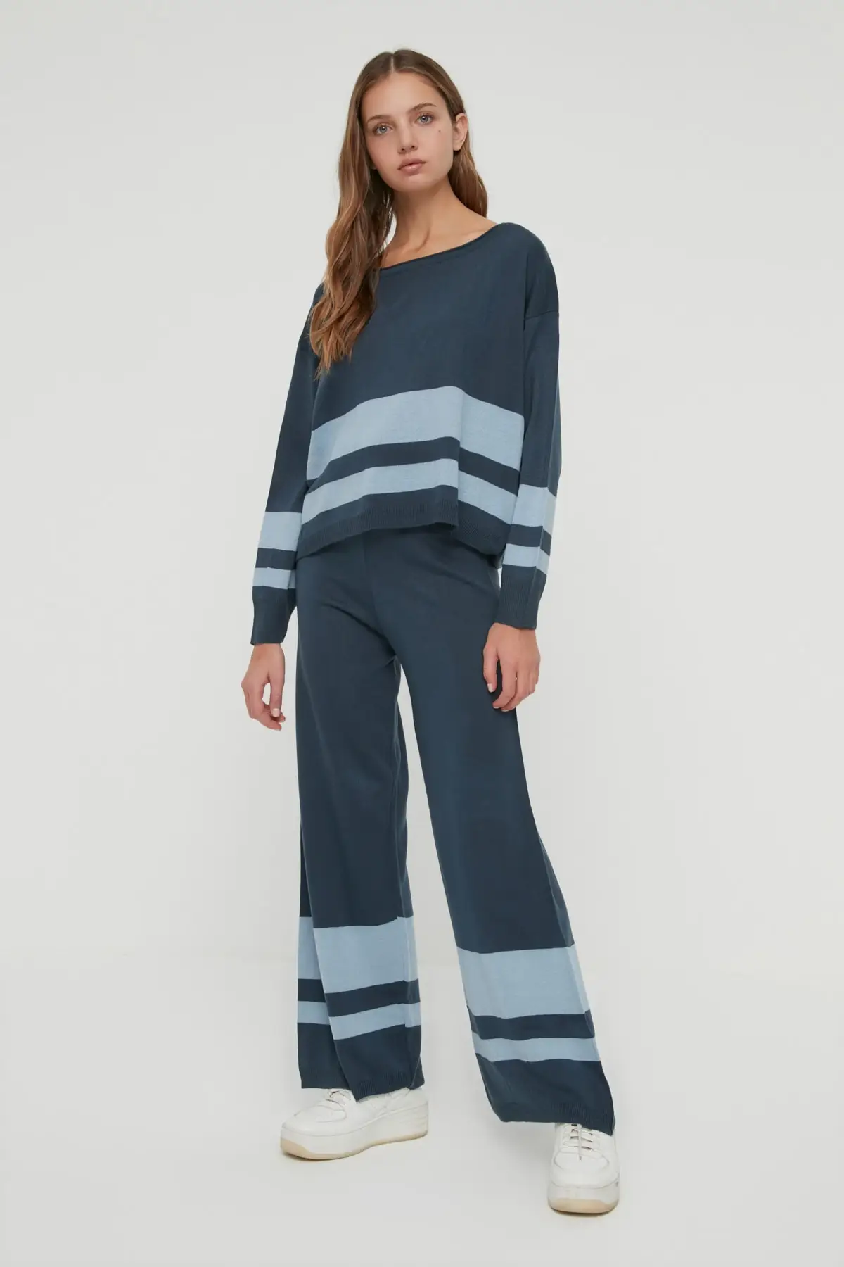 

Boat Neckline Knitwear Sub-Top Suit TWOAW22AU0425
